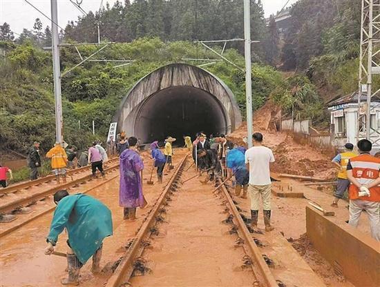 D2809殉职司机曾在5秒内紧急制动,避免了哪些事故的发生?