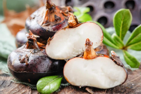 杭州一位27岁女子生吃荸荠体内取出2条虫,荸荠为何不能生吃?