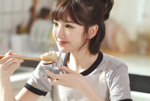 毛晓彤在线辟谣称我只是肿,每个人早上起来都会水肿吗?