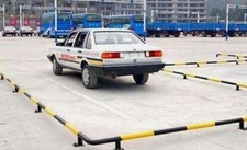 学员考科二开车撞穿考场墙壁,考生无大碍!这种情况下发生事故如何定责?