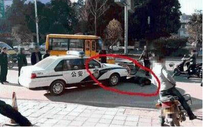 老人碰瓷警车要价两万是怎么回事？