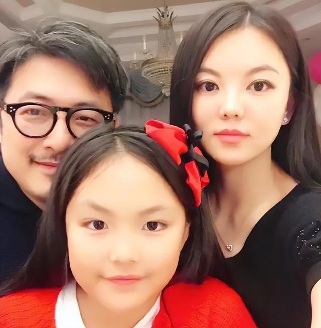 李湘王岳伦现身机场，两人带王诗龄出国游玩，这一家人有多豪气？