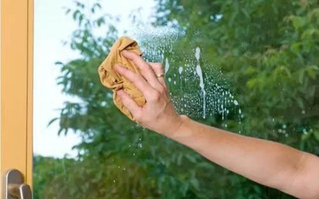 擦玻璃时,窗户外面的很难擦到,有哪些大神级小妙招一招轻松解决?