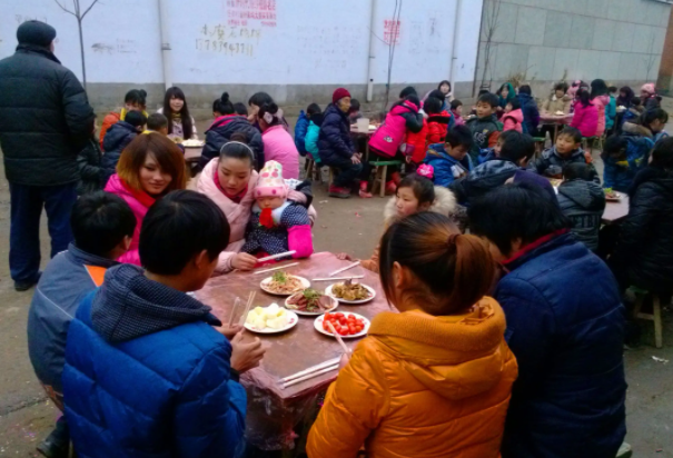 河南商丘一婚礼放录播仪式，新人在台下吃席，你如何看待这种仪式？