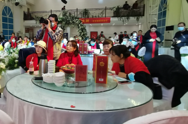 河南商丘一婚礼放录播仪式,新人在台下吃席,你如何看待这种仪式?