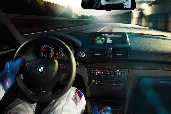 开车摸胸司机属于违法行为吗,该司机会被处罚吗?