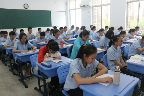 近日,全班为考一百分的同学欢呼一事引热议,你对这些孩子们有何评价?