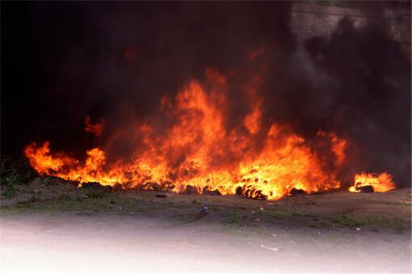 2600件老干妈高速上被烧,现场情况怎么样?