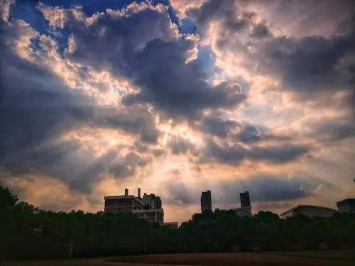 济南出现短暂丁达尔效应,这一现象是如何形成的?