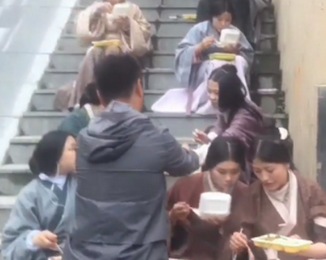 横店群演收费标准由100升至120元,为何会涨价?