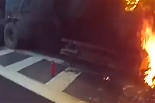 2600件老干妈高速上被烧,现场情况怎么样?