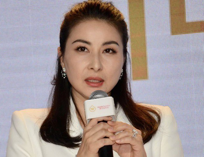 嫁入霍家后,郭晶晶遭“港圈”贵妇团集体排斥,事情的真相是什么?