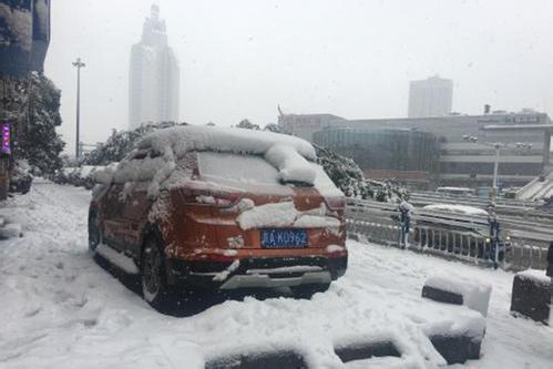 安徽公交站台被雪压垮究竟是怎么回事?