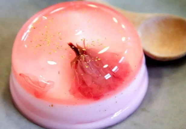 小孩子很喜欢吃果冻,制作果冻的白凉粉可以换成小苏打吗?