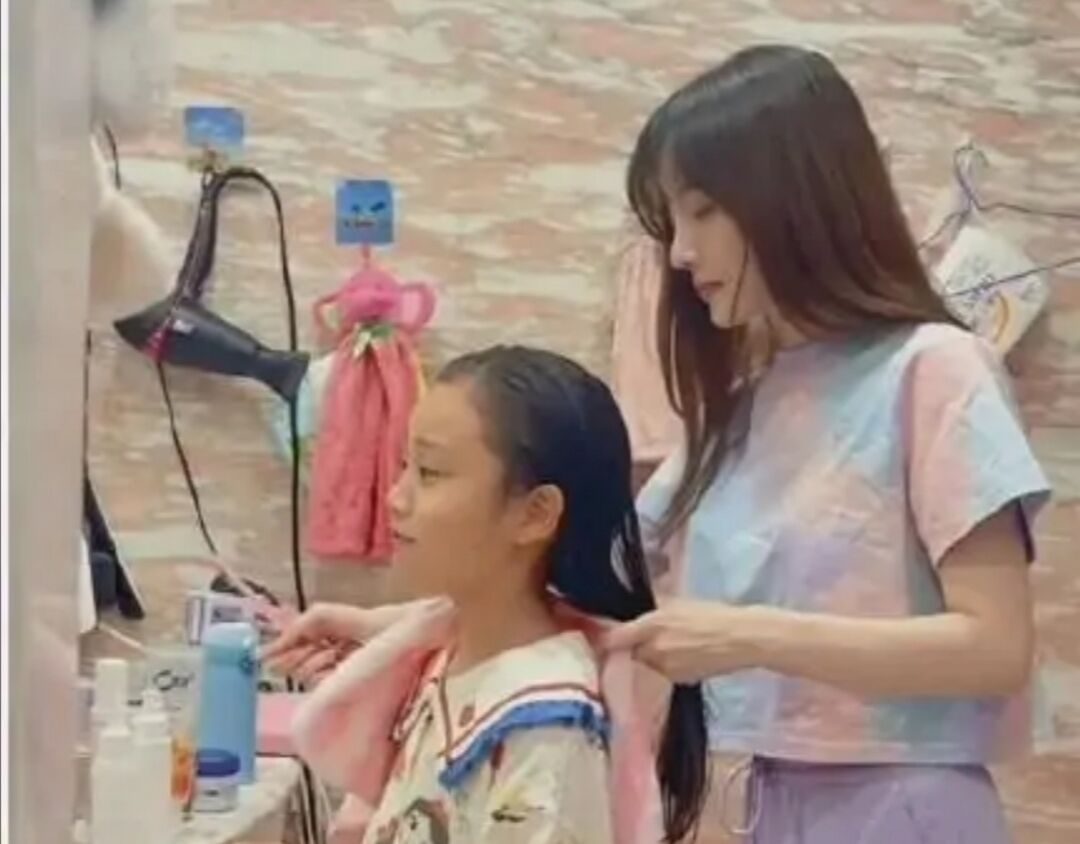 李小璐给甜馨理发,为何却被骂一直在“消费”甜馨?