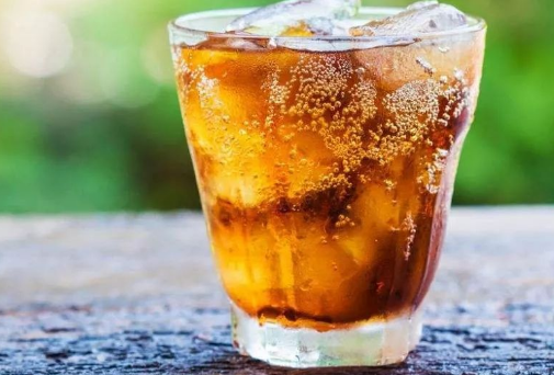 温州一女子每天喝十余瓶饮料致休克,大量饮用含糖饮料对身体有何危害?