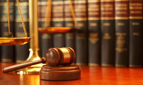 酒店保安拒绝120乘电梯救人,律师称其行为涉嫌违法,该如何处理?