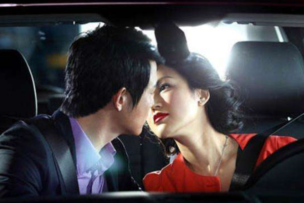 开车摸胸司机属于违法行为吗,该司机会被处罚吗?