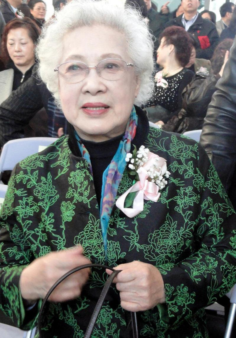 98岁秦怡面容憔悴靠点滴维生,她经历了啥?