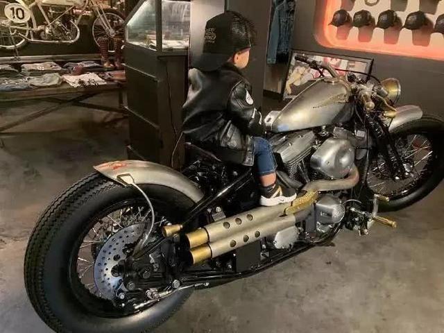 周杰伦罕见晒女儿照片,遗传昆凌长腿基因,网友夸赞美若天仙,你觉得呢?