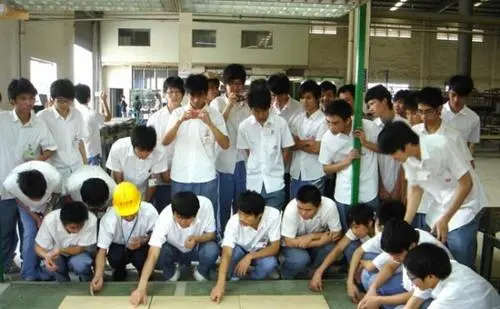 19岁职校生被强制工厂实习致残,校方在此事当中有哪些责任?