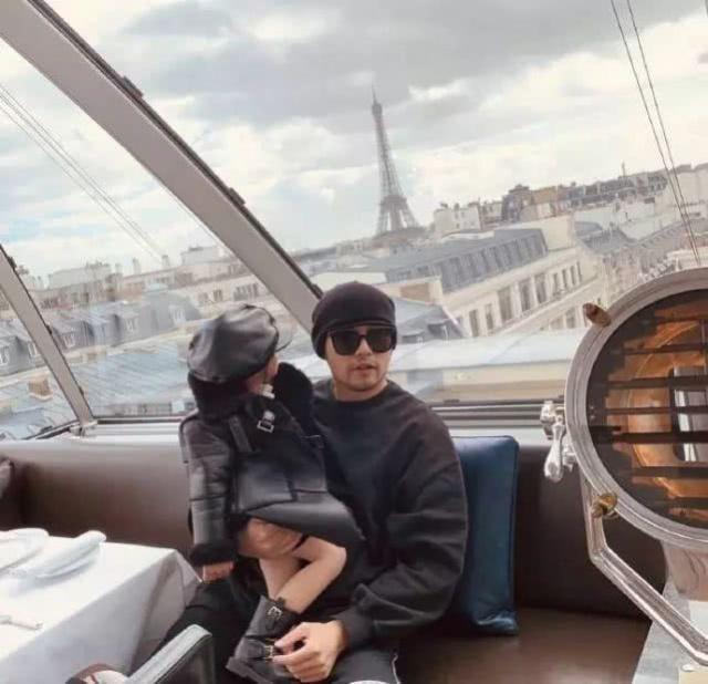 周杰伦罕见晒女儿照片,遗传昆凌长腿基因,网友夸赞美若天仙,你觉得呢?