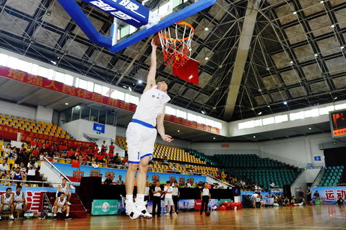 篮球比赛中的空接是什么意思?