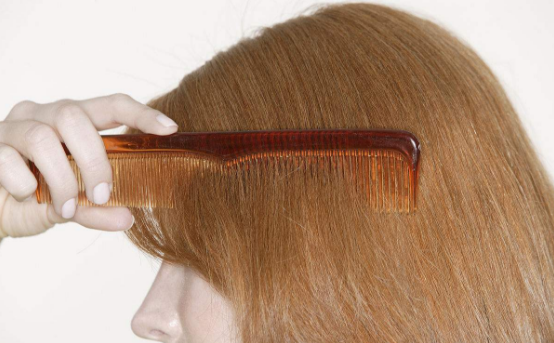 如何把卷发变成自然的直发