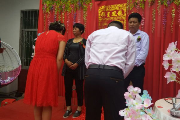 河南商丘一婚礼放录播仪式,新人在台下吃席,你如何看待这种仪式?