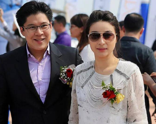 嫁入霍家后,郭晶晶遭“港圈”贵妇团集体排斥,事情的真相是什么?