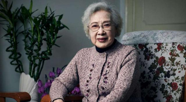 98岁秦怡面容憔悴靠点滴维生,她经历了啥?