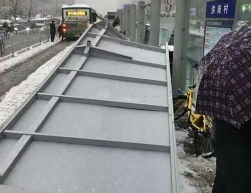 安徽公交站台被雪压垮究竟是怎么回事？