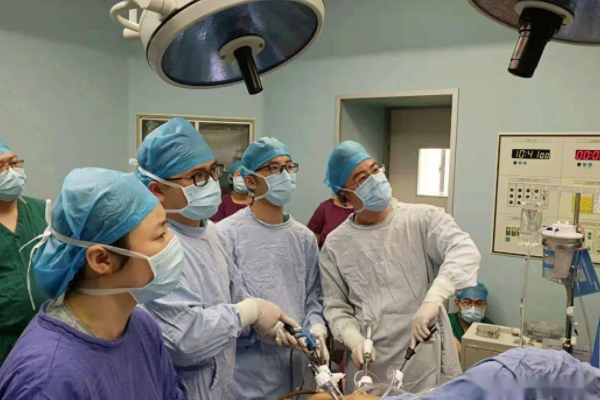 杭州一位27岁女子生吃荸荠体内取出2条虫,荸荠为何不能生吃?