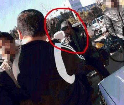 老人碰瓷警车要价两万是怎么回事?