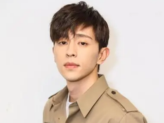 曝Baby与男星三亚冲浪,她和黄晓明的婚姻是否亮起了红灯?