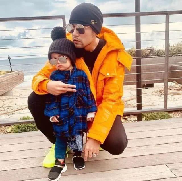 周杰伦罕见晒女儿照片,遗传昆凌长腿基因,网友夸赞美若天仙,你觉得呢?