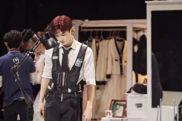 白敬亭让粉丝醒酒,在他身上有哪些喜剧人的特质?