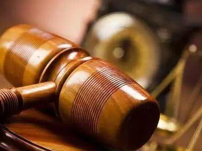 男子醉酒后狂砸饭店,多次倒地不起,店家是否可以向其追责索赔?