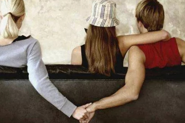 网友举报南京一高校院长婚内出轨，校方对此有何回应？