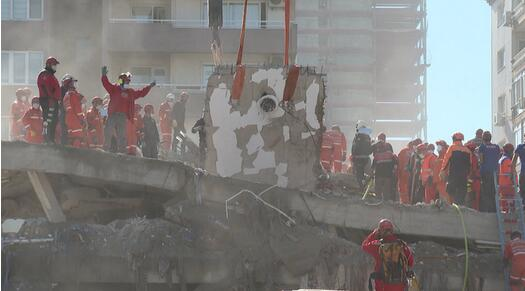 爱琴海地震母亲摇晃中紧护孩子,当地的地震造成了多大的损失?