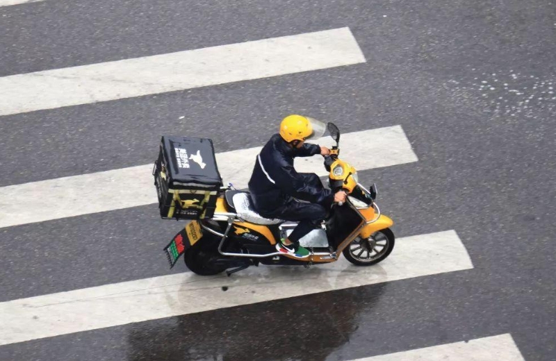 外卖小哥跑腿送红酒被骗488元,这次的诈骗套路是怎样的?