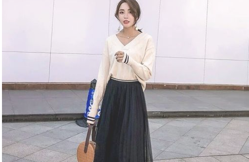 穿黑色纱裙的时候,该如何搭配?