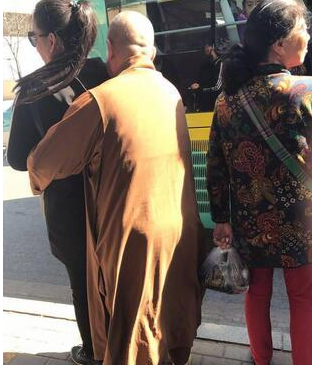 老和尚体后位熊抱女施主 是不是正经和尚