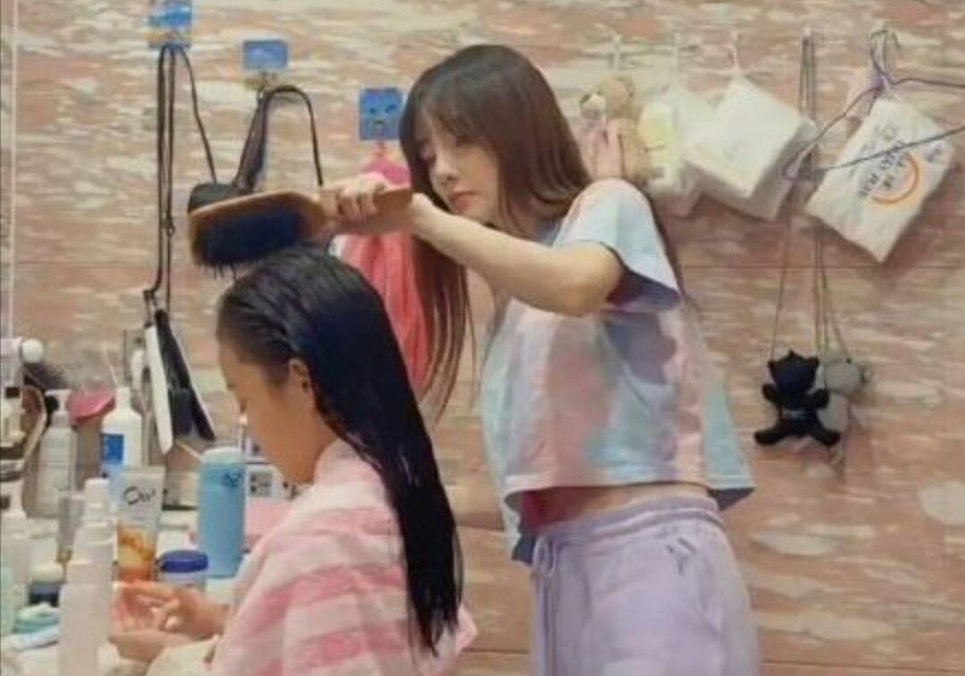 李小璐给甜馨理发，为何却被骂一直在“消费”甜馨？