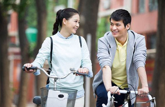 男女在公共场合做出亲密举动,究竟是正常还是违反常规?