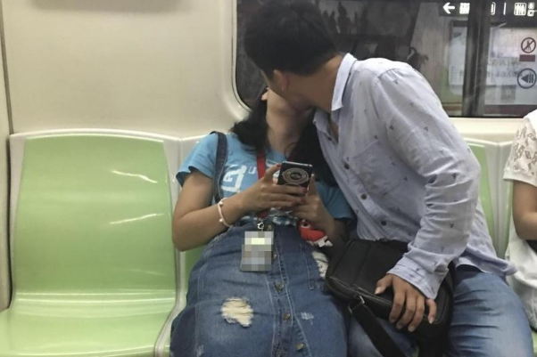 男女在公共场合做出亲密举动,究竟是正常还是违反常规?