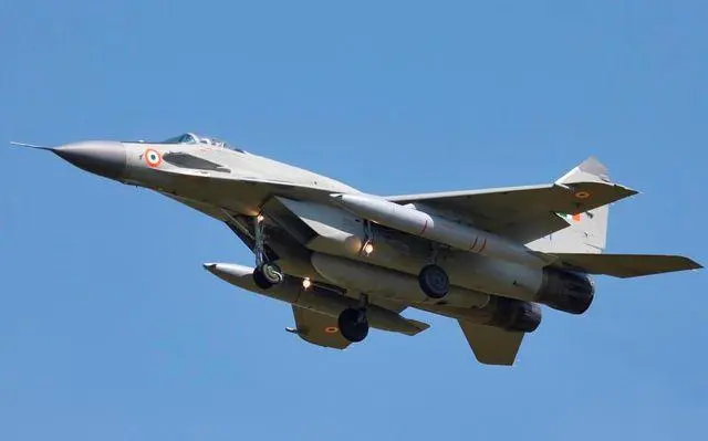 突发!印度空军一战机坠毁致2死,飞机烧得只剩残骸,事故原因是啥?