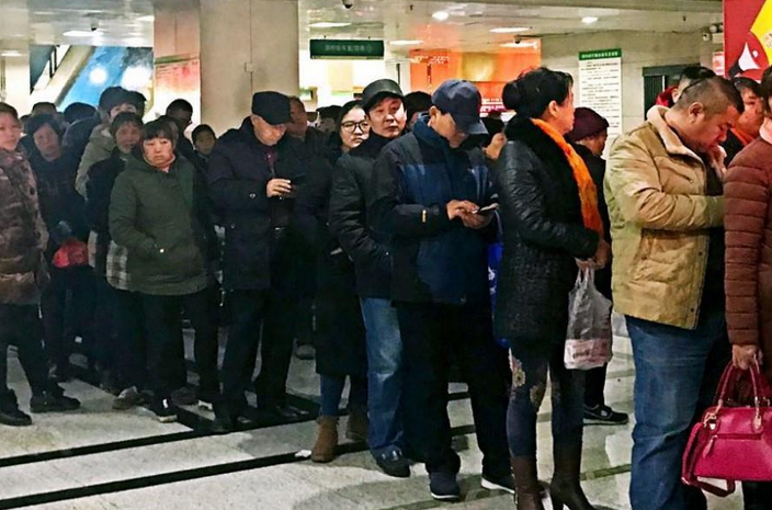 上海六院医务人员发生肢体冲突惹争议,在医院这样的环境下发生争执妥当吗?