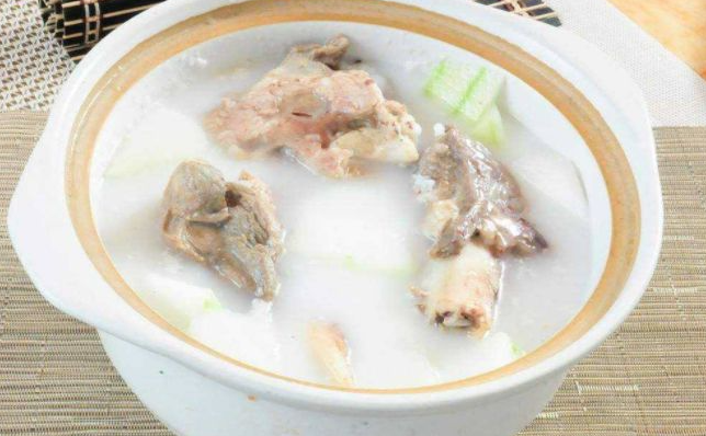 浓白色的羊肉汤骨头汤里白色的主要是什么？