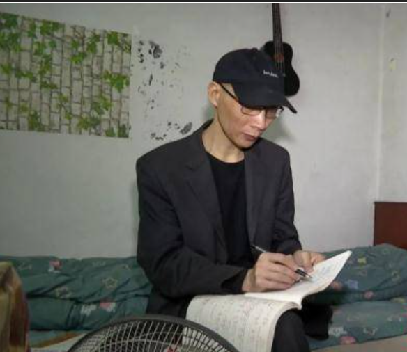 长沙一男子蜗居在8平方房内21年写《红楼梦》，他为何这么做？